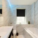 Apartment Skyway With Jacuzzi Bath Bradford (West Yorkshire)