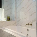 Skyway With Jacuzzi Bath * Bradford (West Yorkshire)