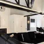 Skyway With Jacuzzi Bath Apartment
