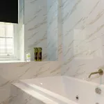 Skyway With Jacuzzi Bath Apartment *