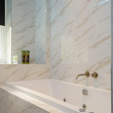 Skyway With Jacuzzi * Bradford (West Yorkshire)