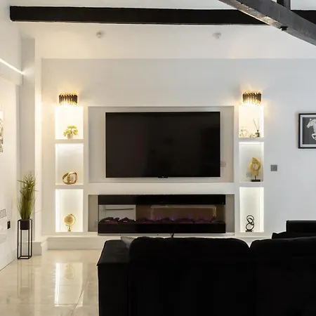 Skyway With Jacuzzi Bath Apartment