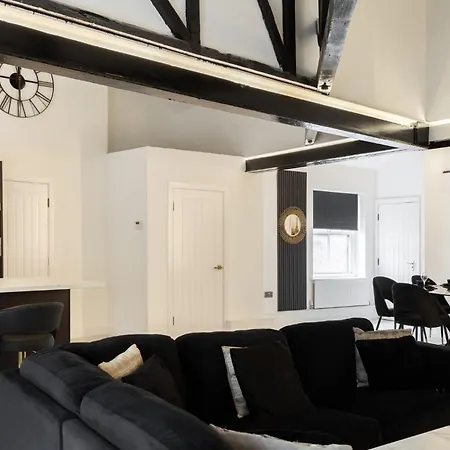 Skyway With Jacuzzi Apartment