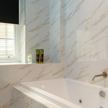 Skyway With Jacuzzi Apartment *