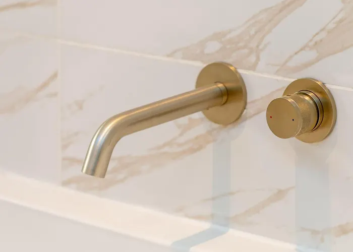 Skyway With Jacuzzi 브래드퍼드