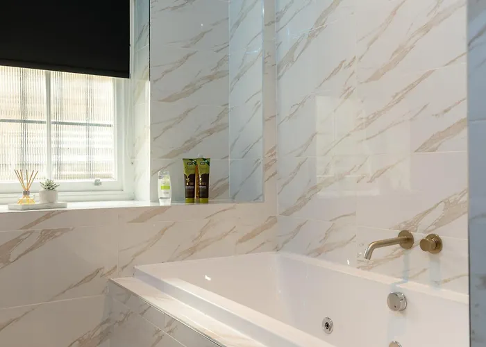 Skyway With Jacuzzi Apartament *