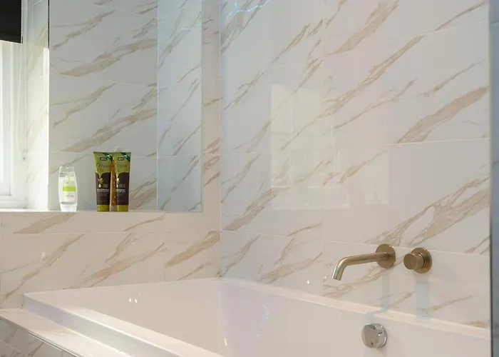 Skyway With Jacuzzi * Bradford (West Yorkshire)